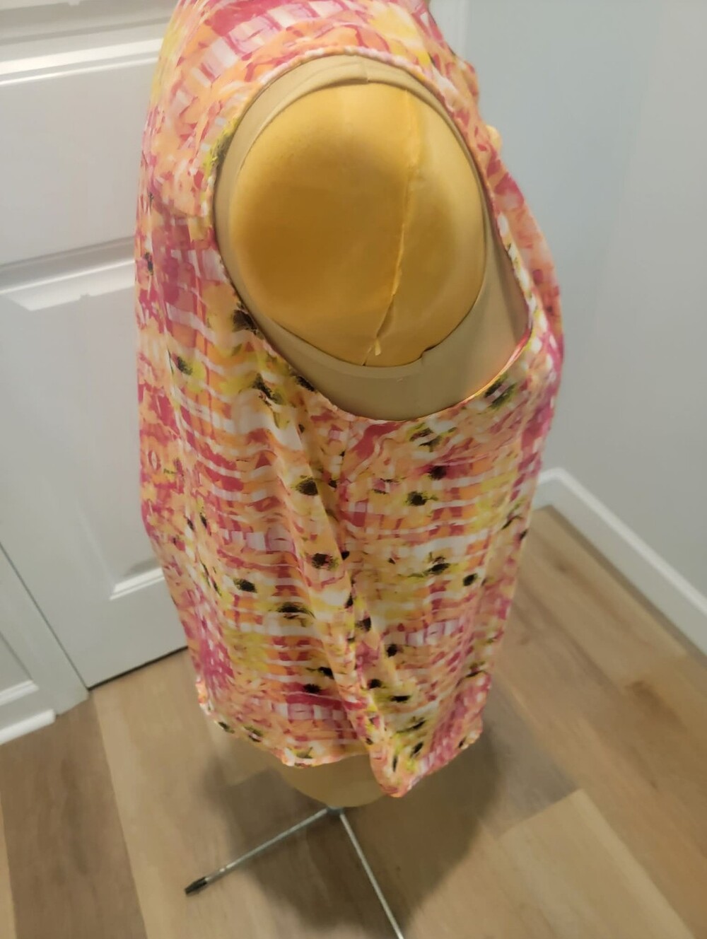Apt. 9 Plus Size 3X Sheer Chiffon Sleeveless Button Down Blouse in Pinks, Yellow - Picture 6 of 10